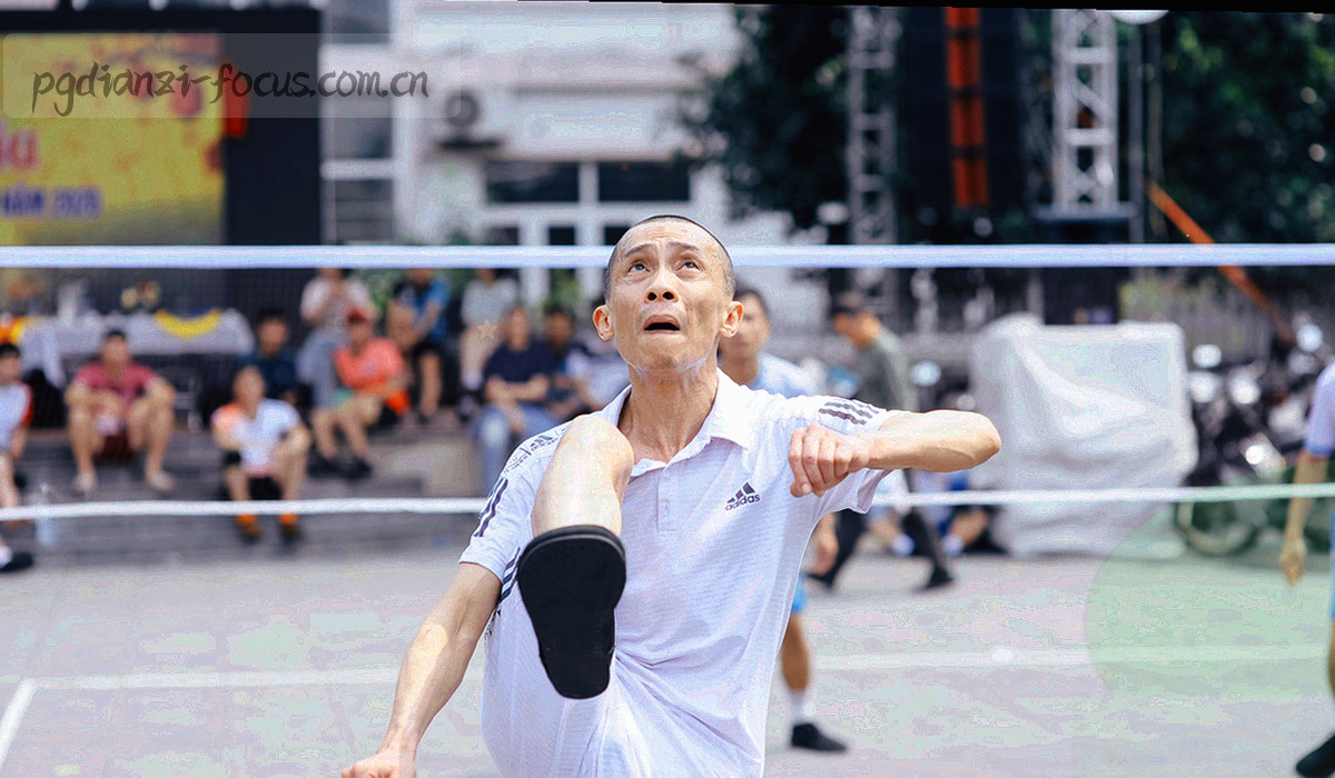 三个线框节点由细线相连，分别示意邮件、电话与时段窗口的抽象形态